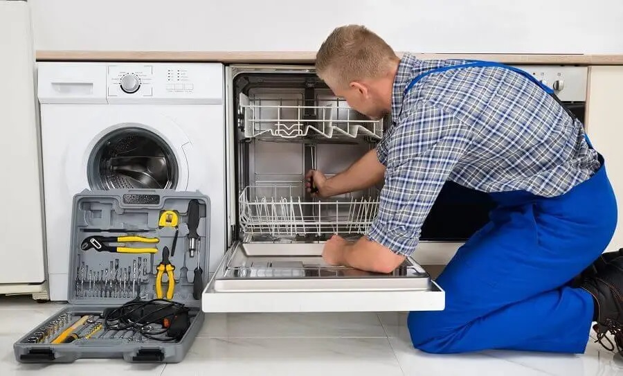 Şehzadeler Electrolux servisi teknisyen ekibi beyaz eşya tamiri yaparken